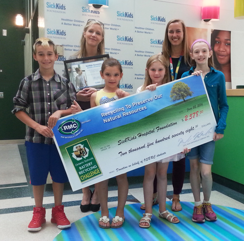 Students from the Ontario Schools Battery Recycling Challenge paid a visit to the Hospital for Sick Children (SickKids) to make a donation to the SickKids Foundation on behalf of all OSBRC participants.